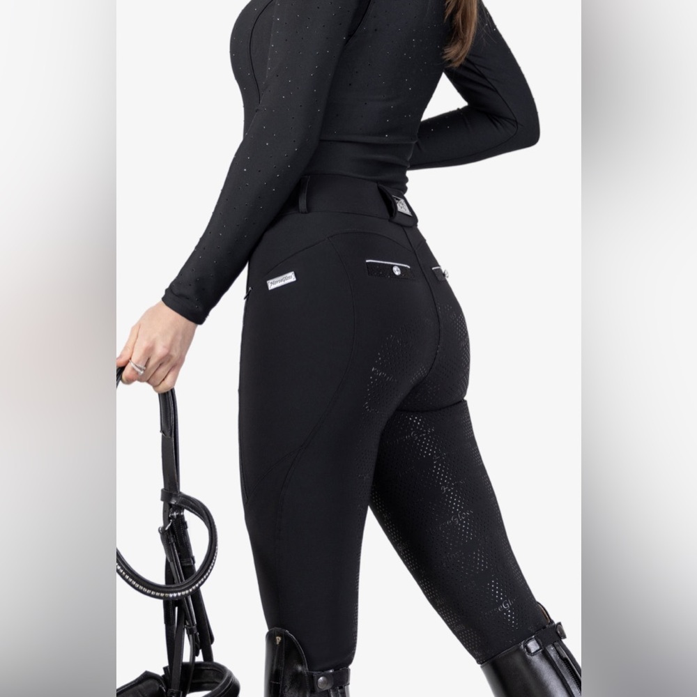 Sleek Black Leggings with Streamlined Silhouette